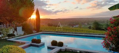 Maison - 332 m² - 6 pièces