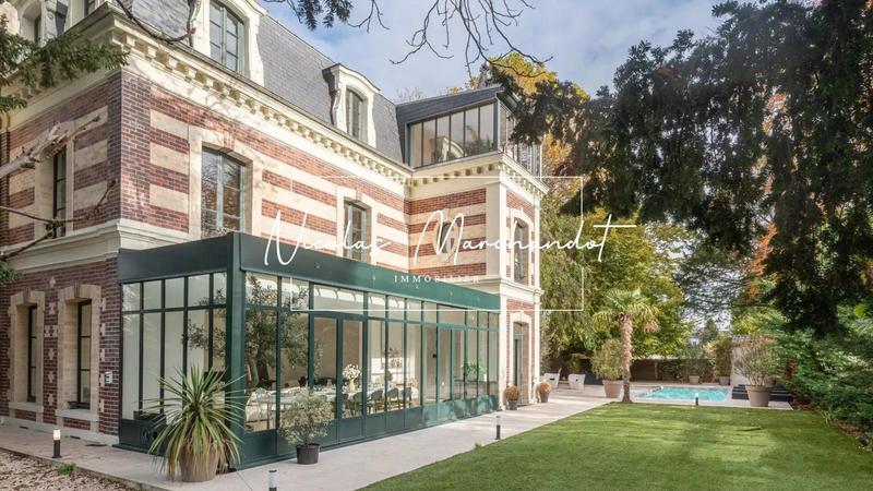 Propriété - 300 m² - 8 pièces