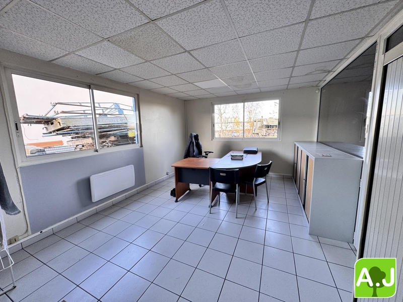 Local commercial - 900 m² - 3 pièces