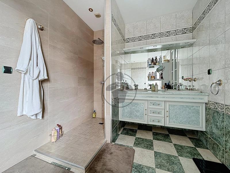 Maison - 237 m² - 9 pièces