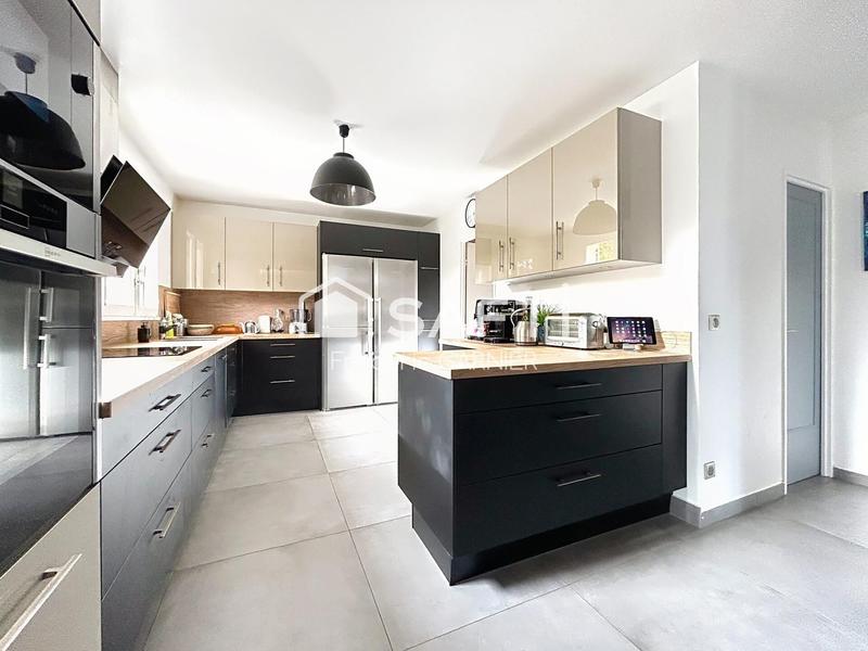 Maison - 202 m² - 7 pièces