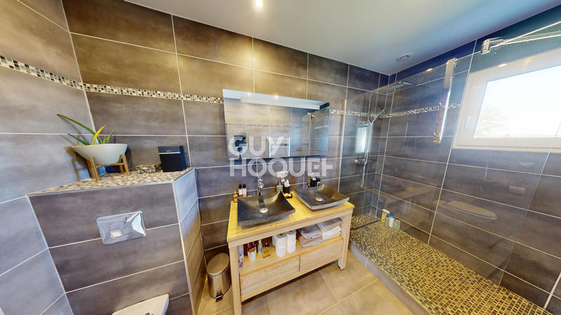 Maison - 220 m² - 9 pièces