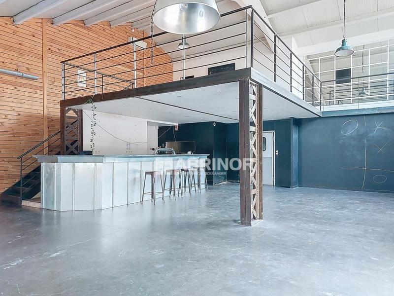 Services - 220 m² - 4 pièces