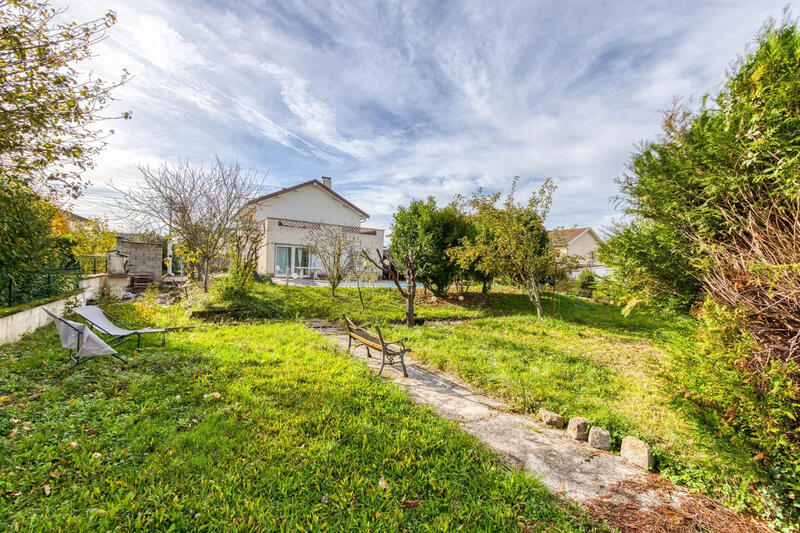 Maison - 182 m² - 9 pièces