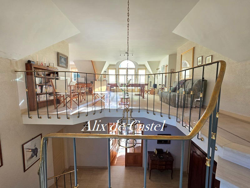 Maison - 275 m² - 9 pièces