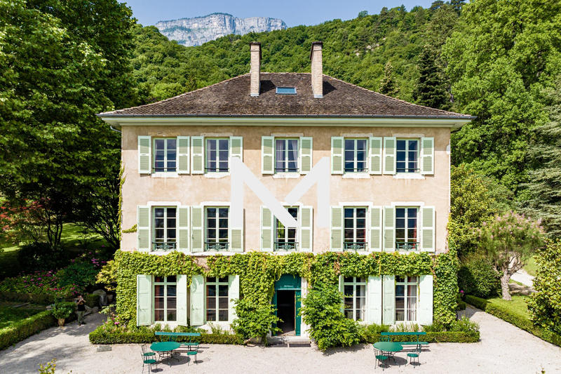 Maison - 761 m² - 16 pièces