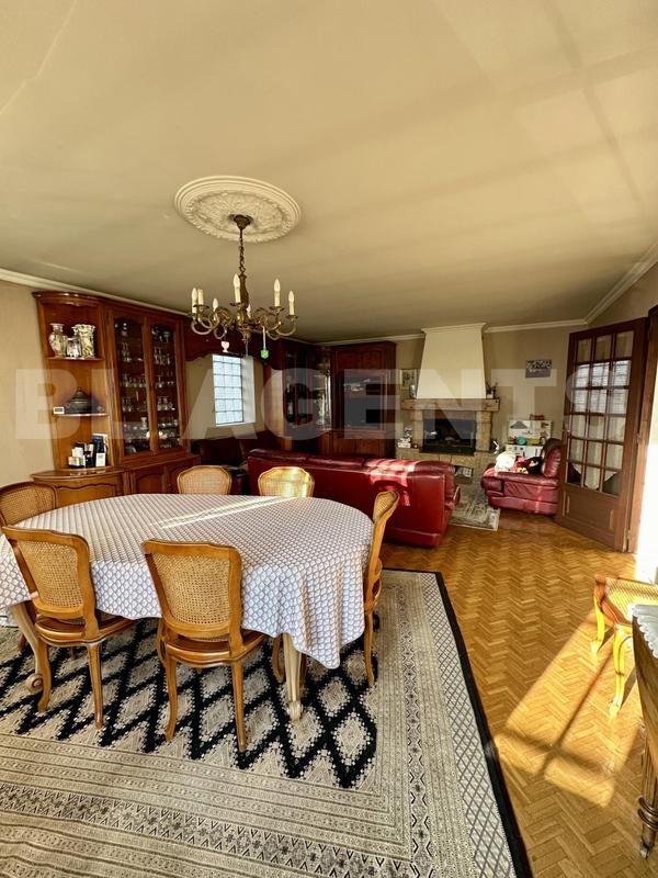 Maison - 220 m² - 10 pièces