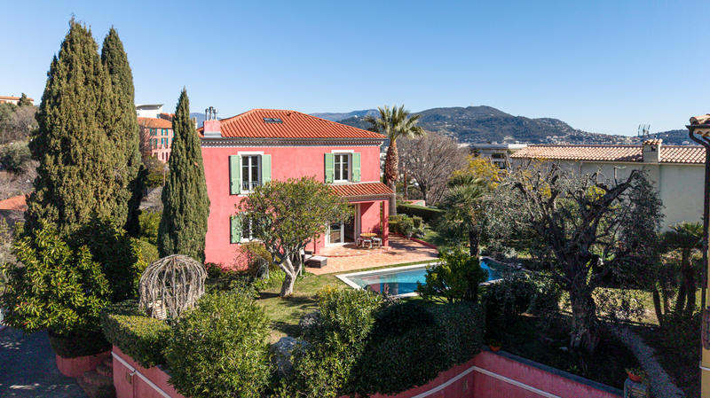 Maison - 205 m² - 6 pièces