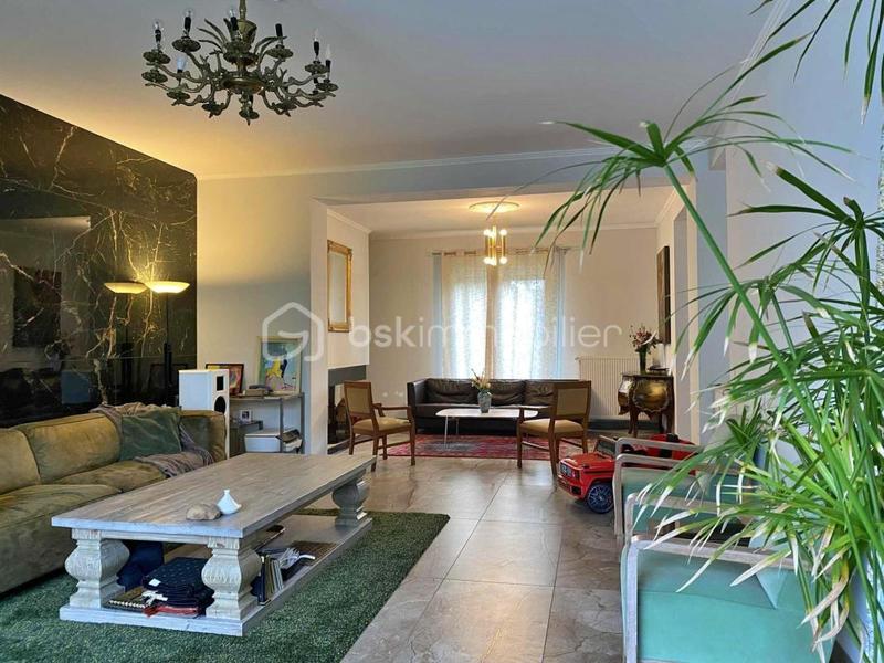 Maison - 240 m² - 8 pièces