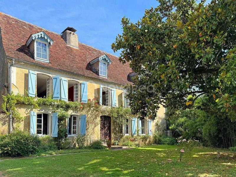 Maison - 325 m² - 8 pièces