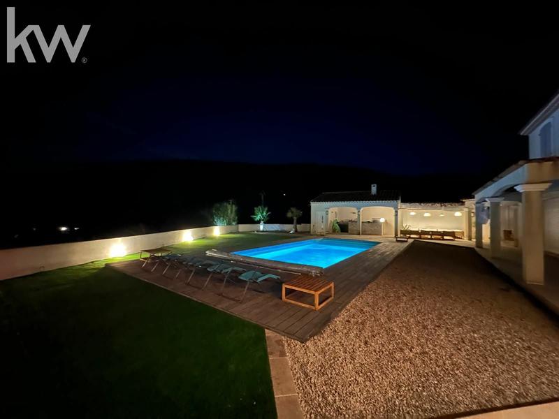 Maison - 201 m² - 7 pièces