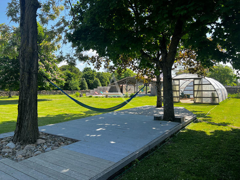 Maison - 330 m² - 8 pièces