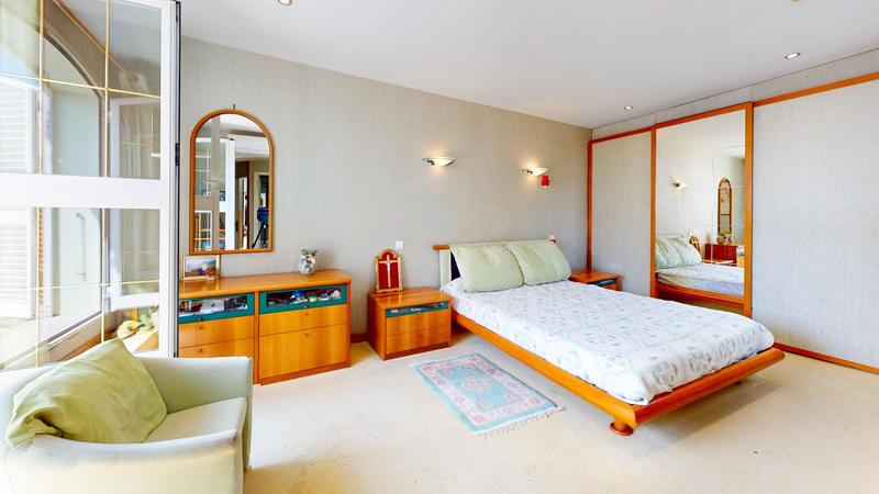 Maison - 232 m² - 8 pièces