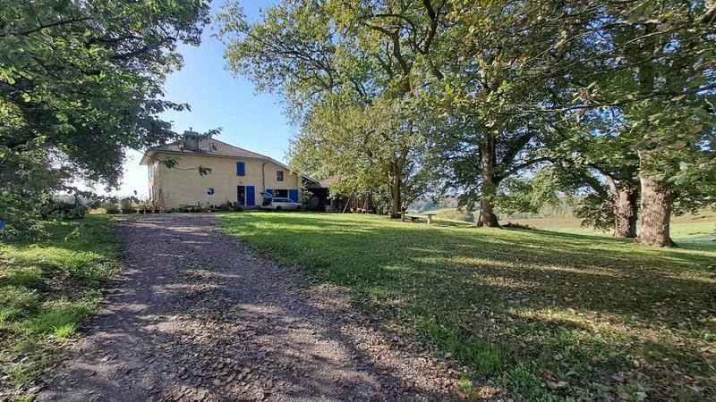 Propriété - 235 m² - 6 pièces