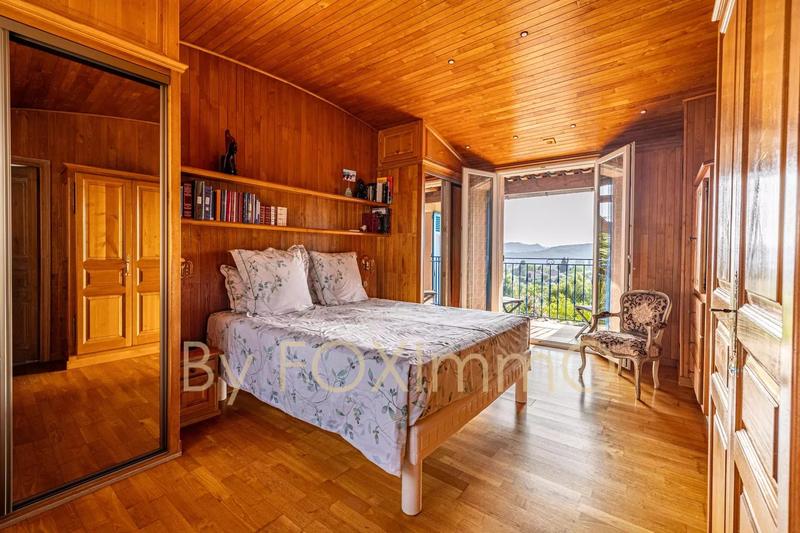 Maison - 240 m² - 8 pièces