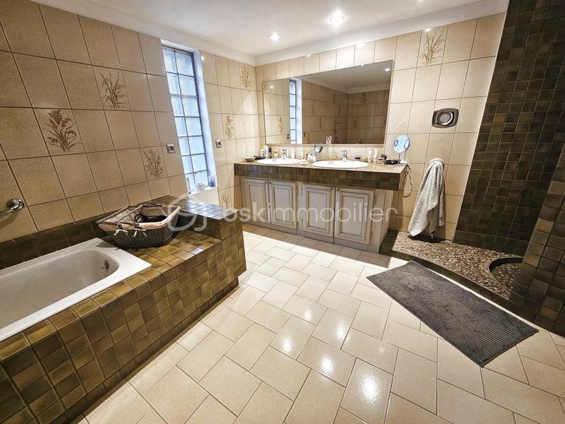 Maison - 235 m² - 7 pièces