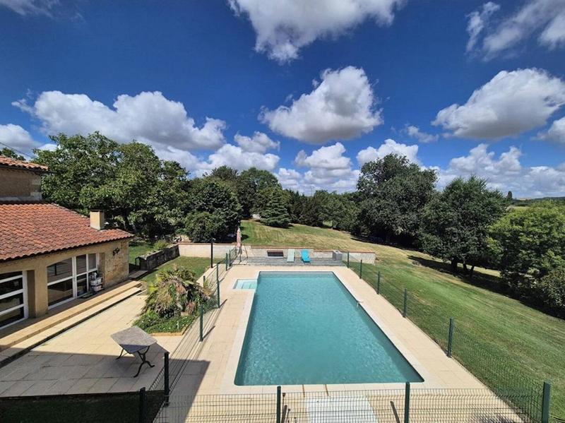 Maison - 400 m² - 11 pièces