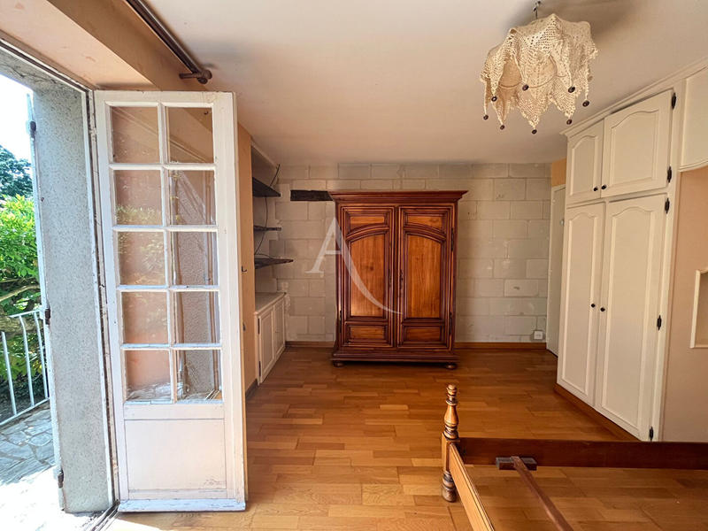 Maison - 241 m² - 8 pièces