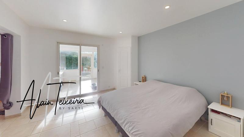 Maison - 207 m² - 7 pièces