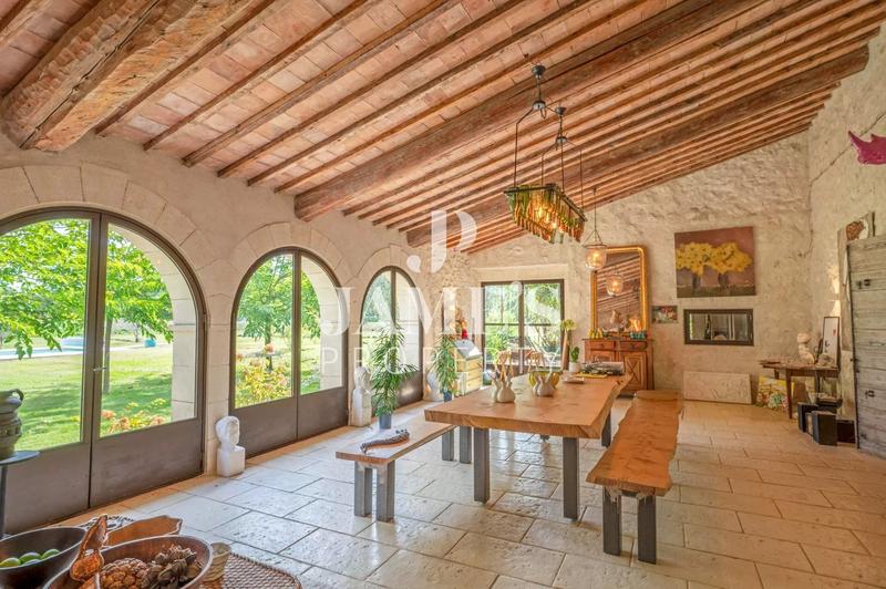 Maison - 300 m² - 7 pièces