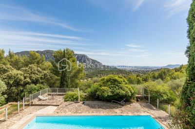 Maison - 265 m² - 10 pièces