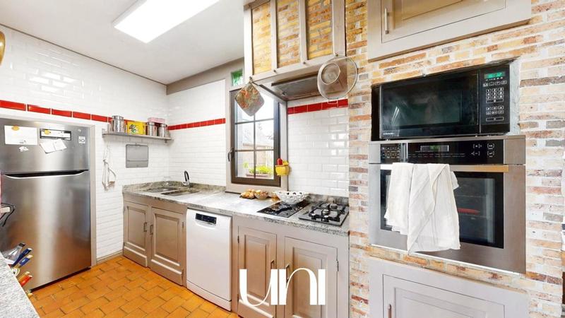 Maison - 220 m² - 8 pièces