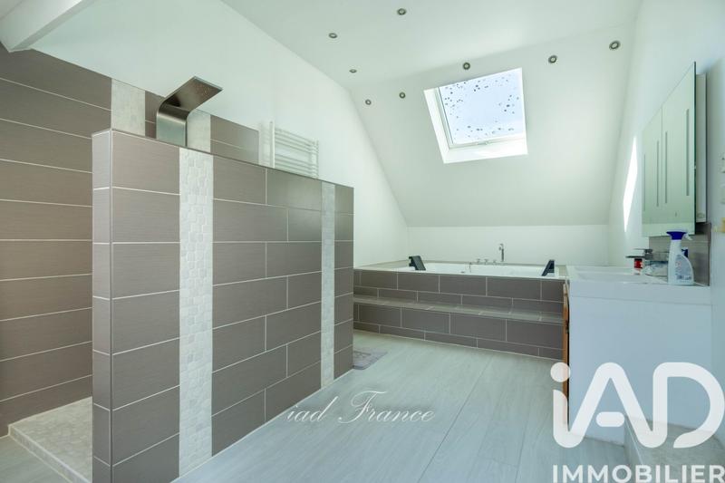 Maison - 230 m² - 8 pièces