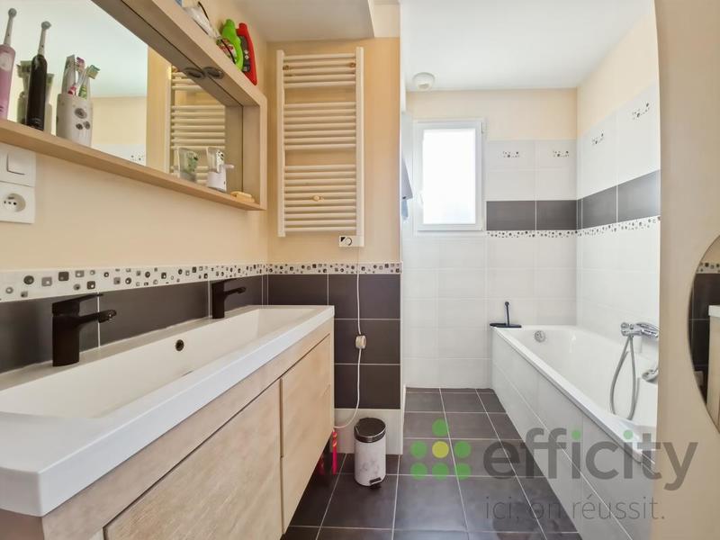 Pavillon - 185 m² - 7 pièces