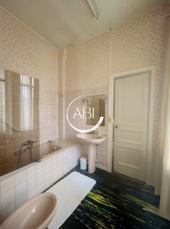 Maison - 220 m² - 9 pièces