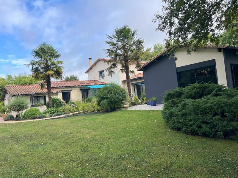 Maison - 270 m² - 12 pièces