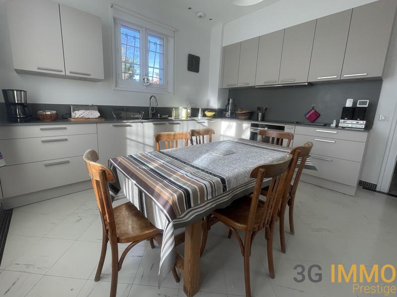 Maison - 220 m² - 6 pièces