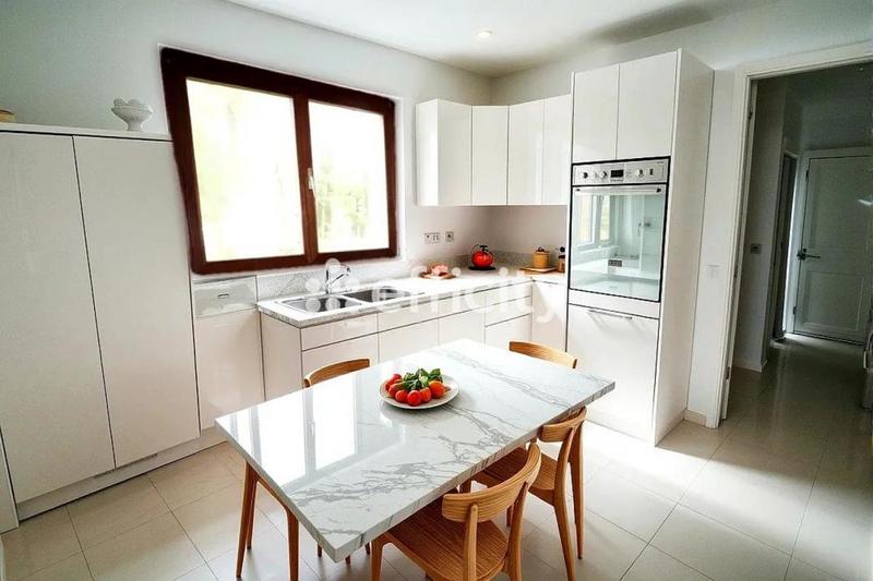 Maison - 190 m² - 7 pièces