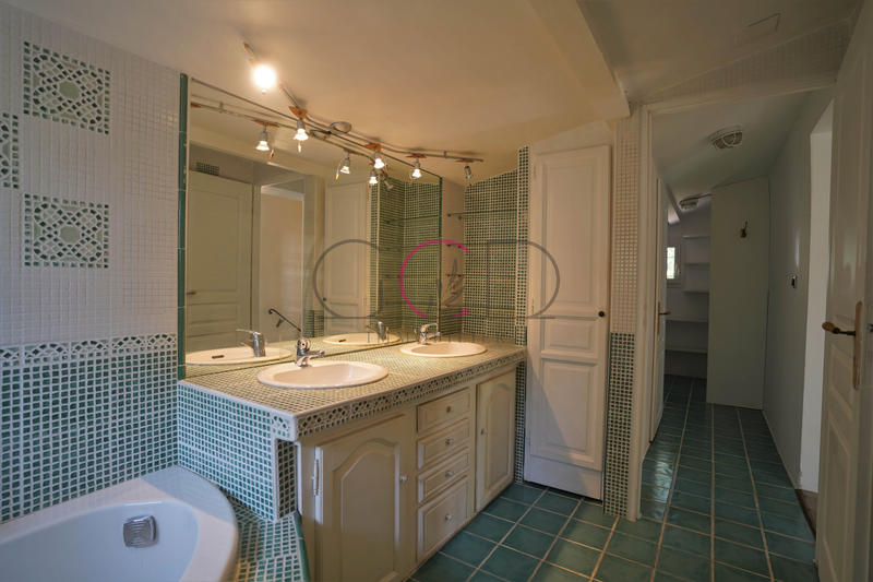 Villa - 235 m² - 9 pièces