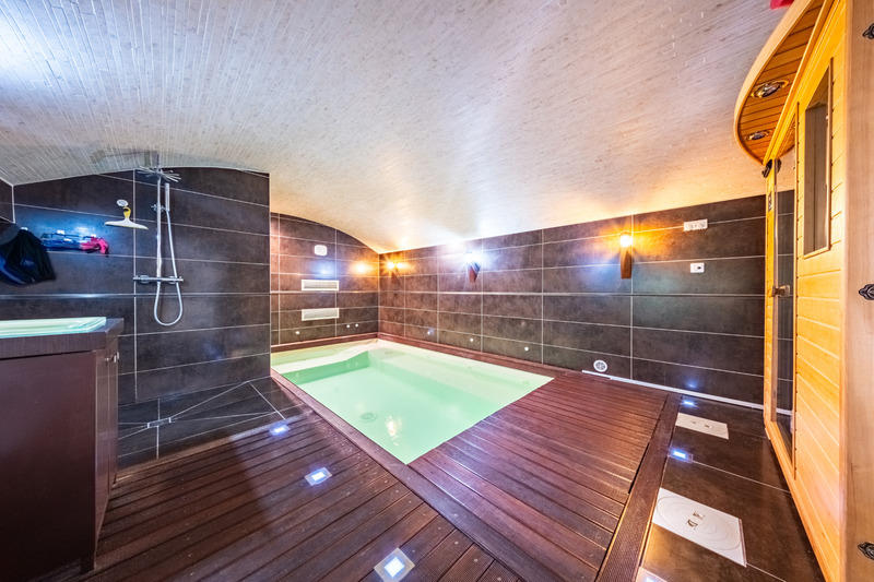 Maison - 230 m² - 8 pièces