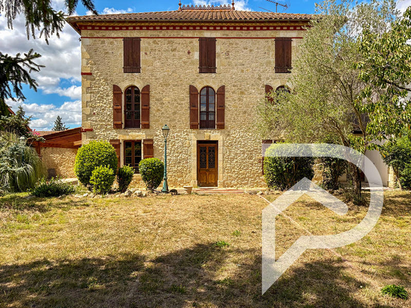 Maison - 240 m² - 6 pièces