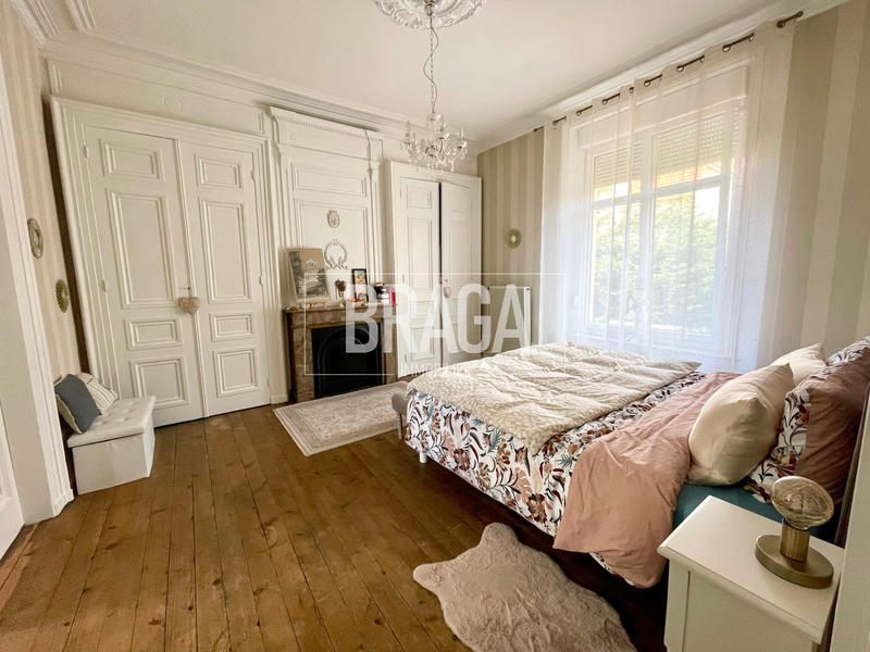 Maison - 220 m² - 9 pièces