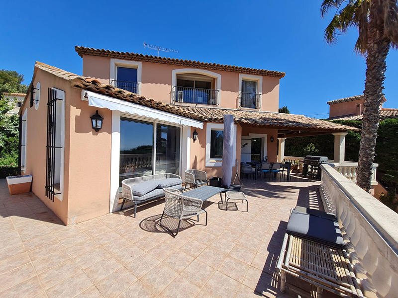 Maison - 235 m² - 7 pièces