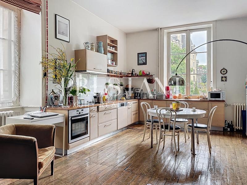 Maison - 280 m² - 9 pièces