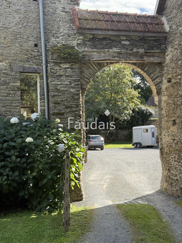 Propriété - 230 m² - 9 pièces