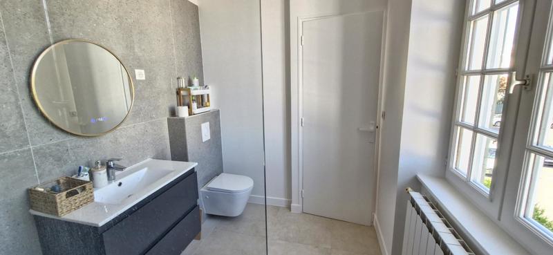 Maison - 241 m² - 8 pièces