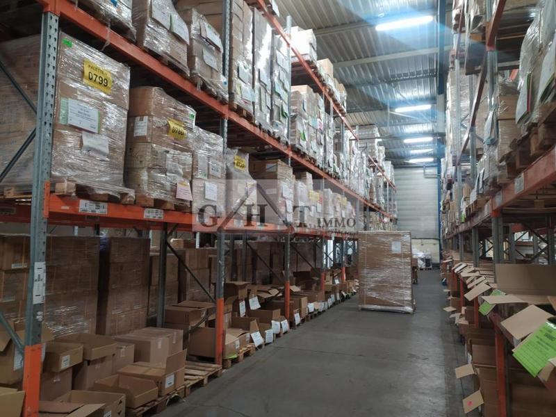 Entrepôt - 3 680 m²