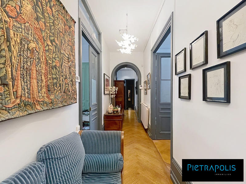 Appartement - 186 m² - 6 pièces