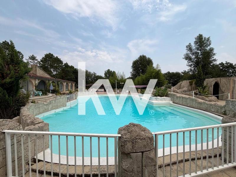 Maison - 2 400 m² - 15 pièces