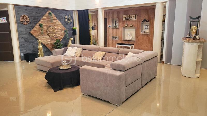 Maison - 239 m² - 8 pièces