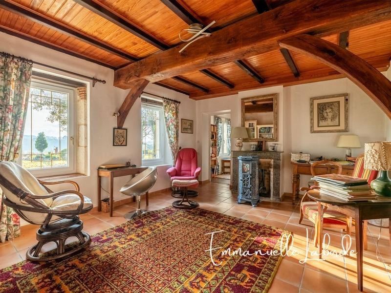 Propriété - 315 m² - 9 pièces