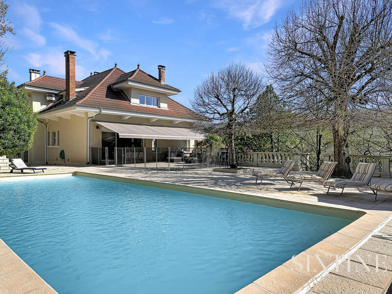 Maison - 253 m² - 5 pièces