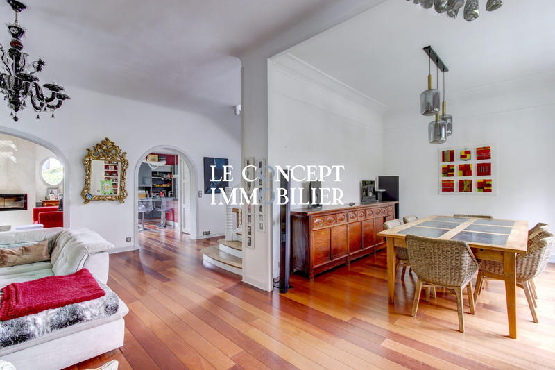 Maison - 303 m² - 10 pièces