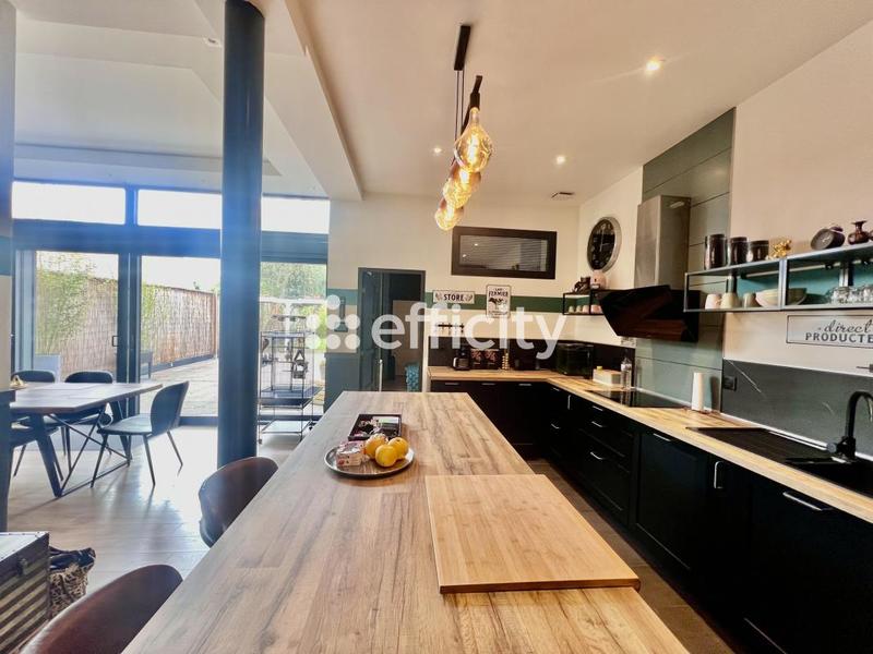 Maison - 247 m² - 10 pièces