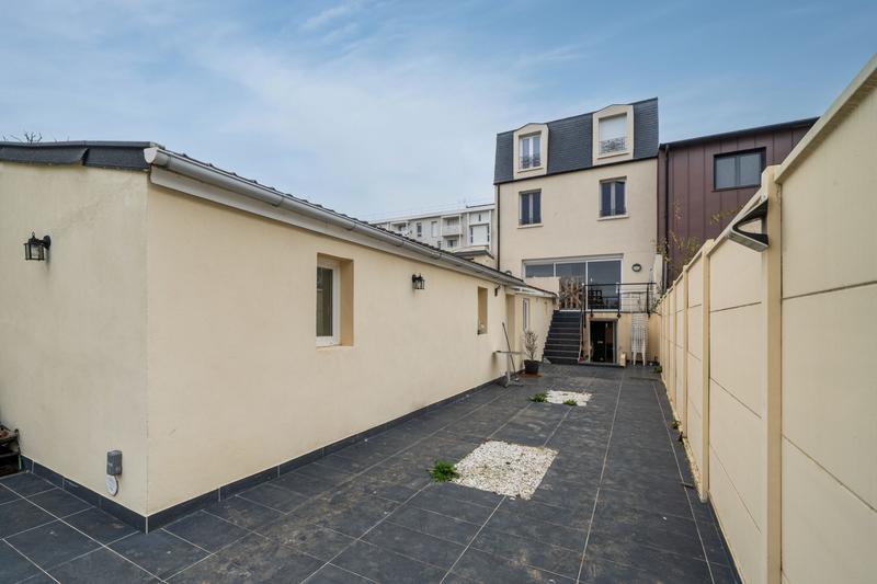 Maison contemporaine - 269 m² - 9 pièces