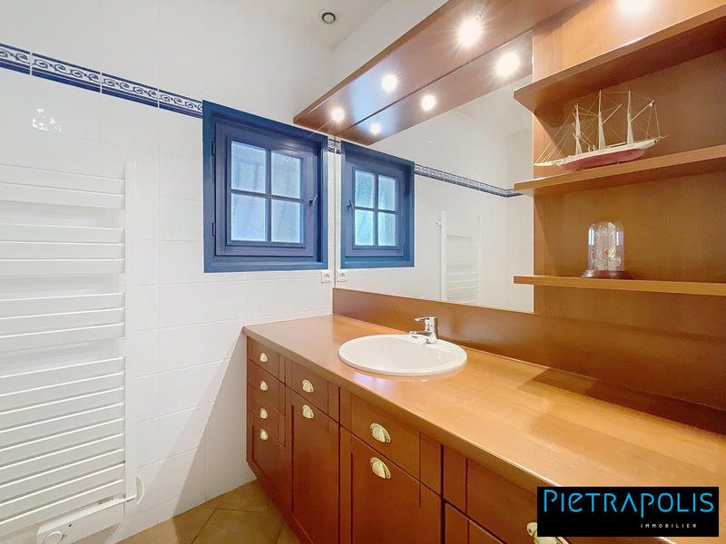 Maison - 245 m² - 10 pièces